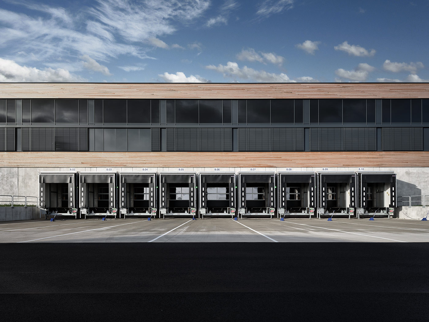 Truck Bays vor einem Logistikzentrum in Norddeutschland