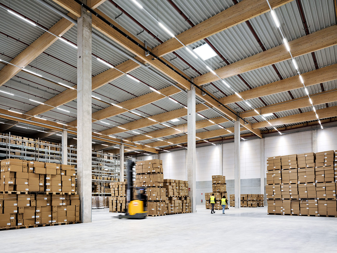 Rhenus Logistikzentrum in Norddeutschland. Mitarbeiter in der Lagerhalle.