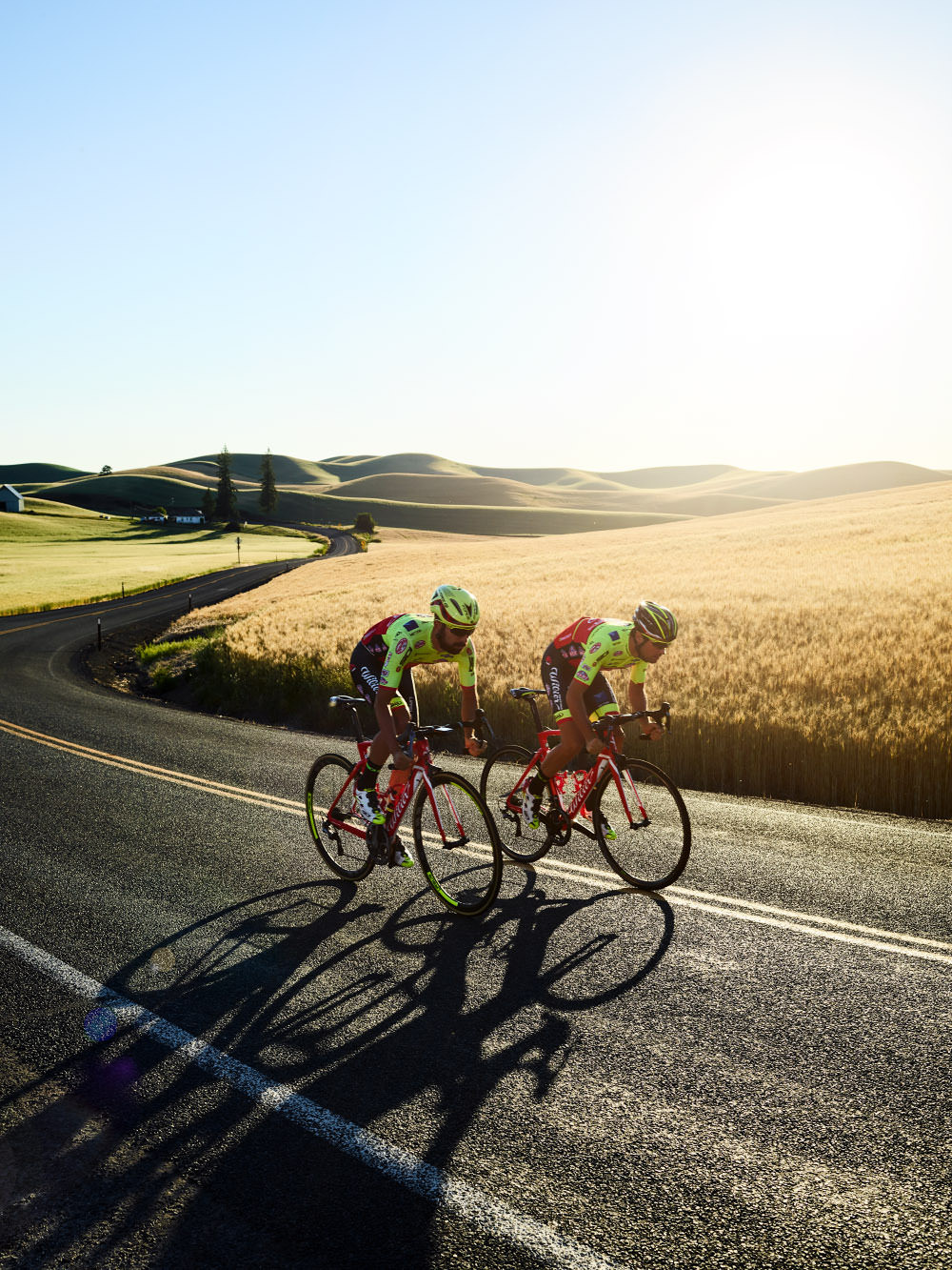 Zwei Team Wilier Fahrer auf einer Straße in Washington State USA