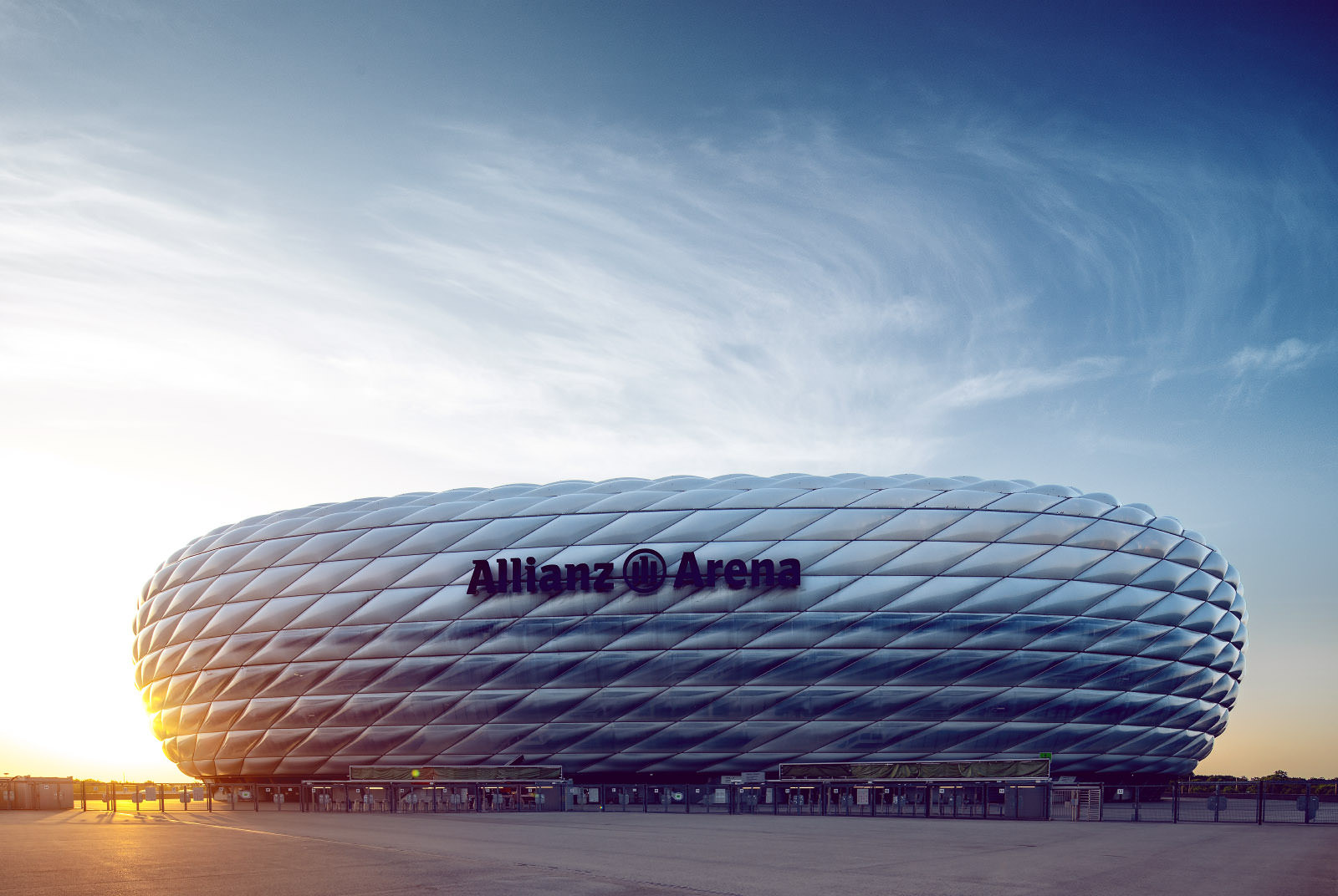 Die Allianzarena bei Sonnenuntergang