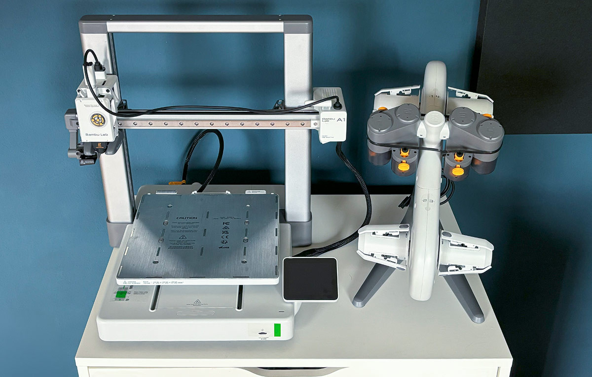 Bambu Lab A1 mit AMS in meinem Büro
