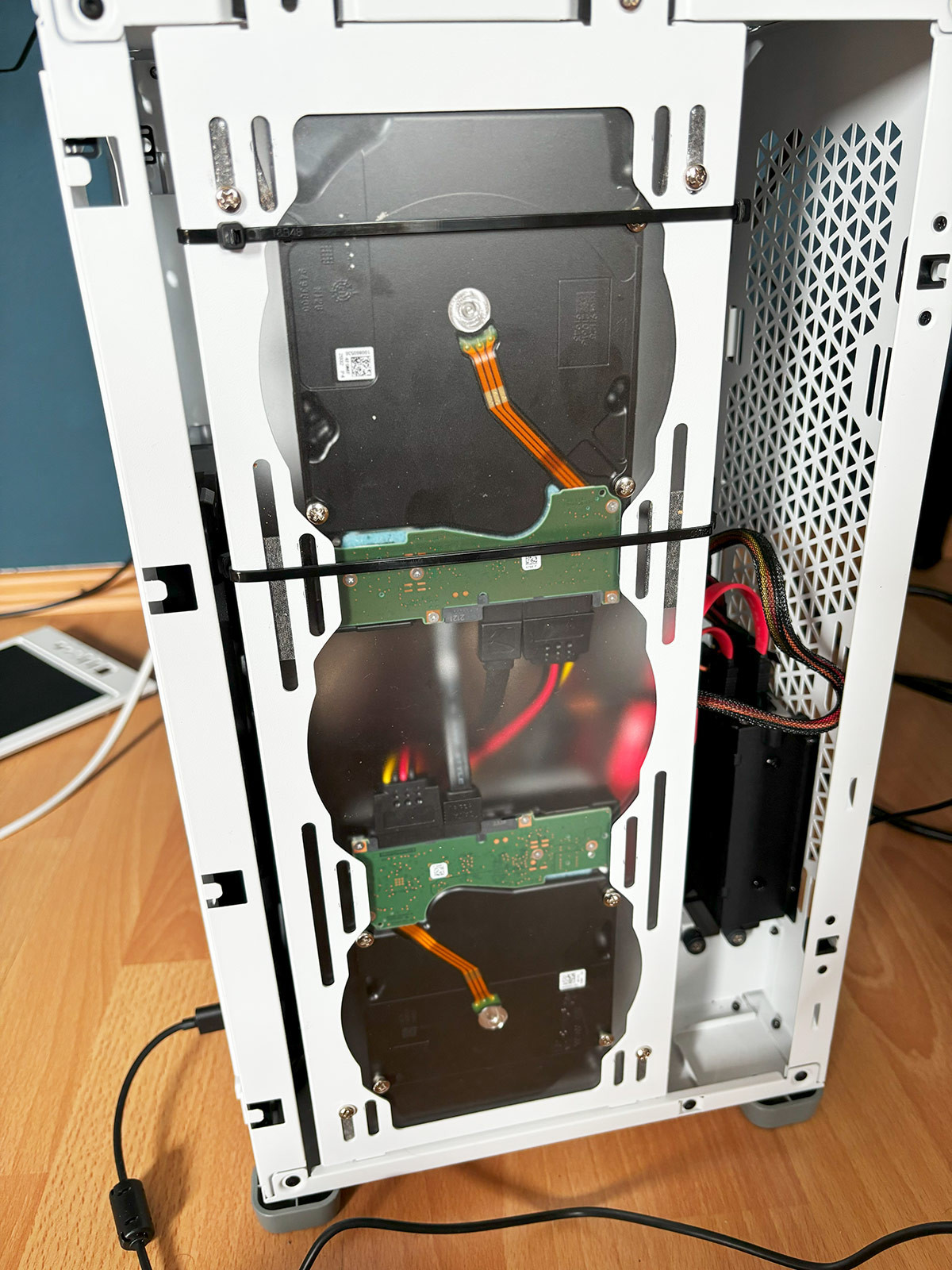 NAS Gehäuse von Corsair mit selbst gebautem HDD RIG