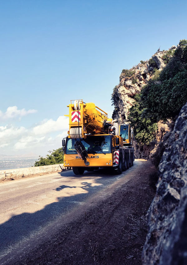 Liebherr Truck bei der fahrt durch Kreta